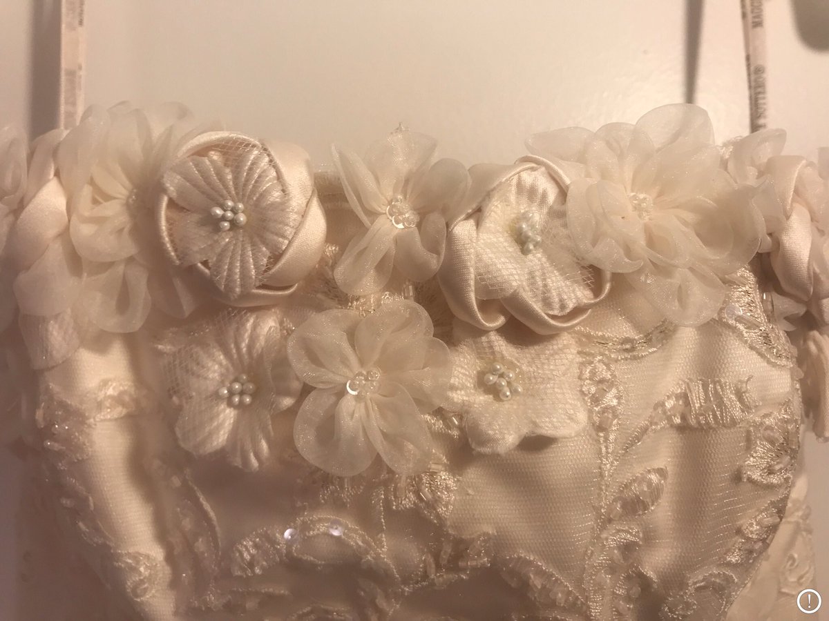 DebbieLopes's tweet photo. For sale: Maggie Sottero wedding dress
Style: Rhianna Royale
Size: 8
Condition: Used once, needs cleaning
Original price: $1,500
Sale price: $775
DM for more info https://t.co/11USBYsUYg