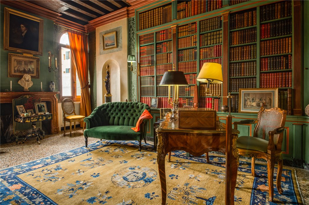 With waterways, architecture and unique culture, #Venice is on the bucket list of most people. It's also home to this 7 bedroom period apartment in Dorsoduro. Featuring 6 reception rooms, garden and stunning water view's, this property is not to be missed: ow.ly/grnX30omk5U