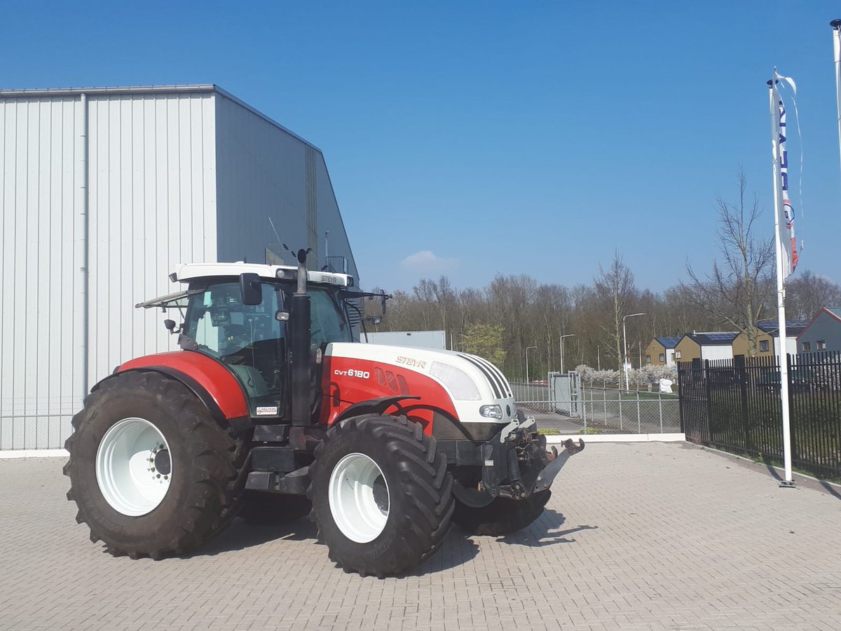 Omdat praatjes geen graatjes vullen zetten we bij de <a href="/bevrigroep/">BEVRI GROEP</a> maar @dikkebanden onder een steyr voor <a href="/weeversbv/">Weevers Mechanisatie</a> <a href="/Aeres_Dronten/">Aeres Farms</a> #betervoordebodem.