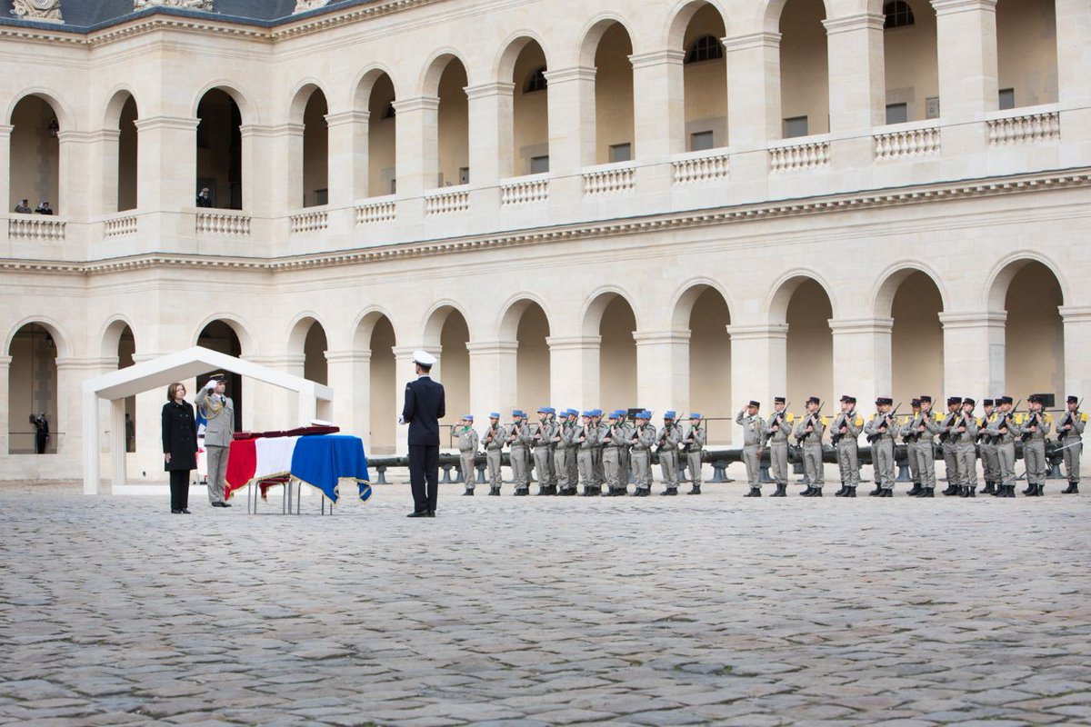 Mort pour la France. 

Médecin principal Marc Laycuras, vous avez consacré votre vie au service des autres. Nous n'oublierons pas ce pour quoi vous vous êtes battu, ce pour quoi vous êtes tombé.

Toute la Nation vous dit sa reconnaissance.