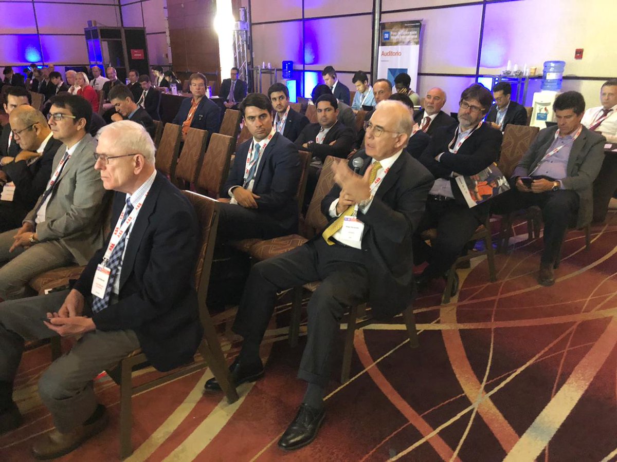 mineriachilena's tweet image. El presidente de Sonami, Diego Hernández, plantea sus inquietudes a panelistas del Foro de Exploración #CescoWeek2019 #CESCOWeek #mineria #mineriachilena