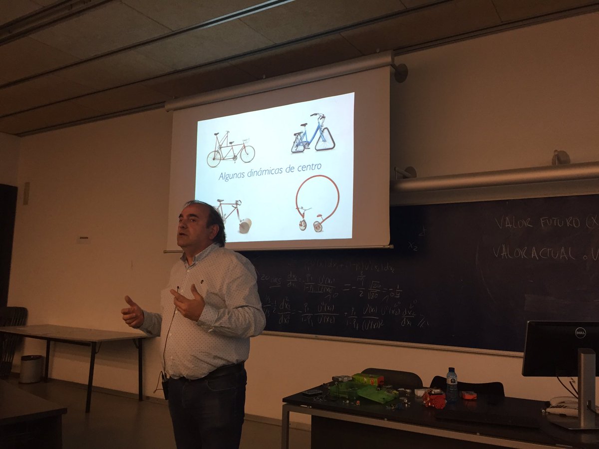 smart_open's tweet photo. El @rbarlam nos explica la integración de las TIC y la #manresada en el marco del #WorldMobileCityProject y empieza con la metáfora de la bicicleta , en Els #DillunsdelMàster de profesorado de secundaria @UOCuniversitat @UPFBarcelona cc @UOCpsicoedu https://t.co/2NvHXkVEnf