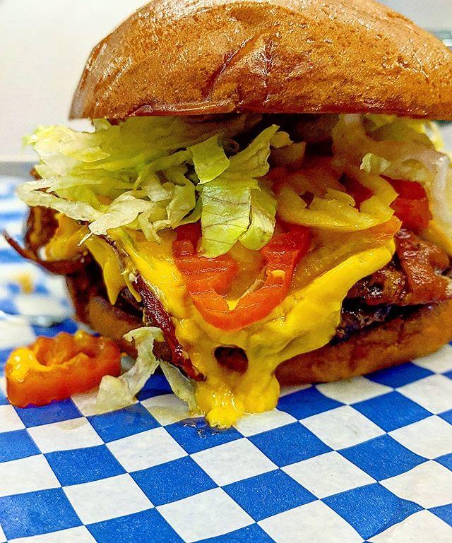 Burger_Royale's tweet photo. Spicy and Cheesy were always my 2 favorite Dwarfs.
.
.
.
.
.
#somelikeithot #cheesyaf #socheesy #cheese #bacon #baconcheeseburger #hotpeppers #spicyburger #burgergoals #burgerporn #cheeseburger #brioche #nomnom #lunchgoals #mondaymood #burgerlovers #burg… https://t.co/NnPsCHLQhI https://t.co/qubinLmHD8