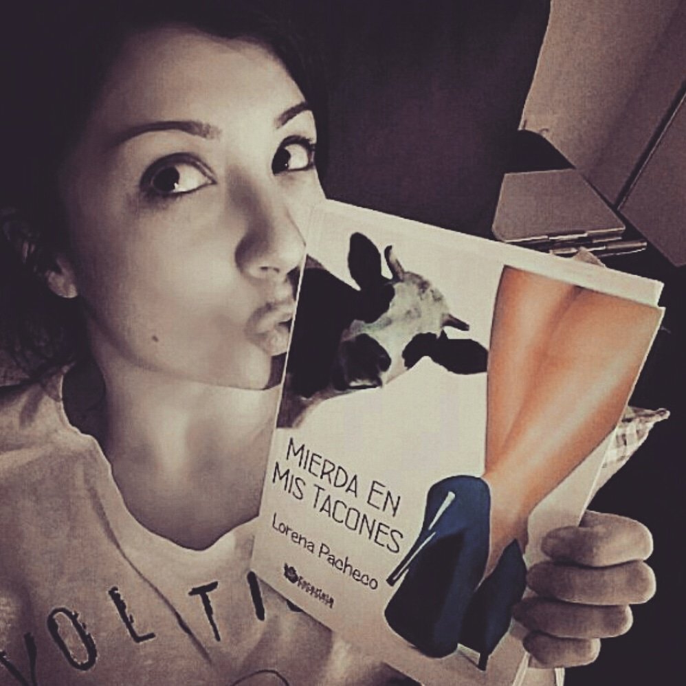 Y, por supuesto, gracias a <a href="/EscarlataEd/">Escarlata Ediciones</a> por llenarse de mierda conmigo una y otra vez 💙 #FelizAniversarioMatilda