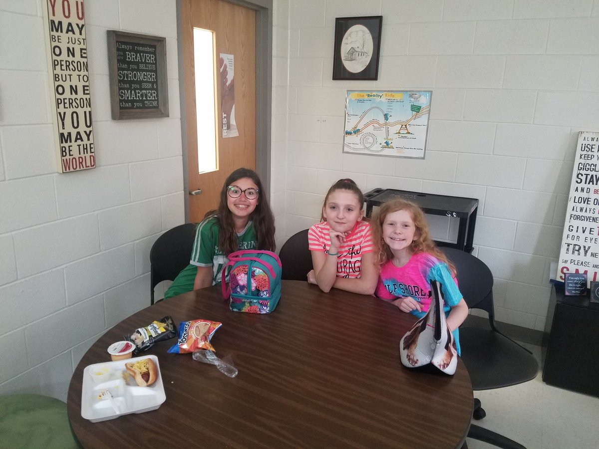 EJMSYSC's tweet photo. Enjoying lunch with these beautiful students https://t.co/firJHHtQDg