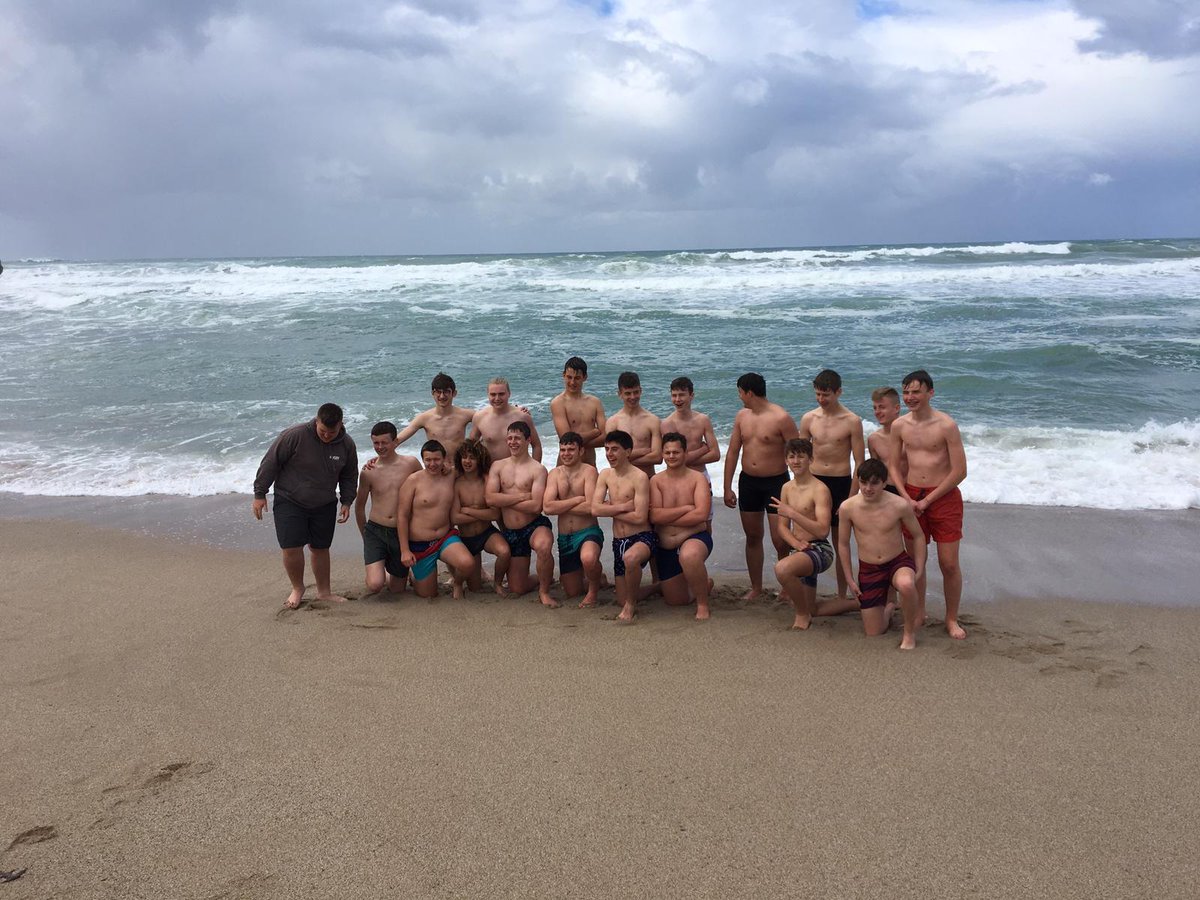 EspritBasque's tweet photo. Nouvelle semaine, nouveau groupe pour #EspritBasque! 
Bienvenue à @Ville2Biarritz aux U16 et U18 du @rugbysoignies qui vont passer quelques jours entre #Rugby et découverte de notre beau #PaysBasque. 😊
Comme vous pouvez le voir, nos amis Belges n'ont pas froid aux yeux ! 🇧🇪😮🏊‍♂️ https://t.co/Ai340EooDs
