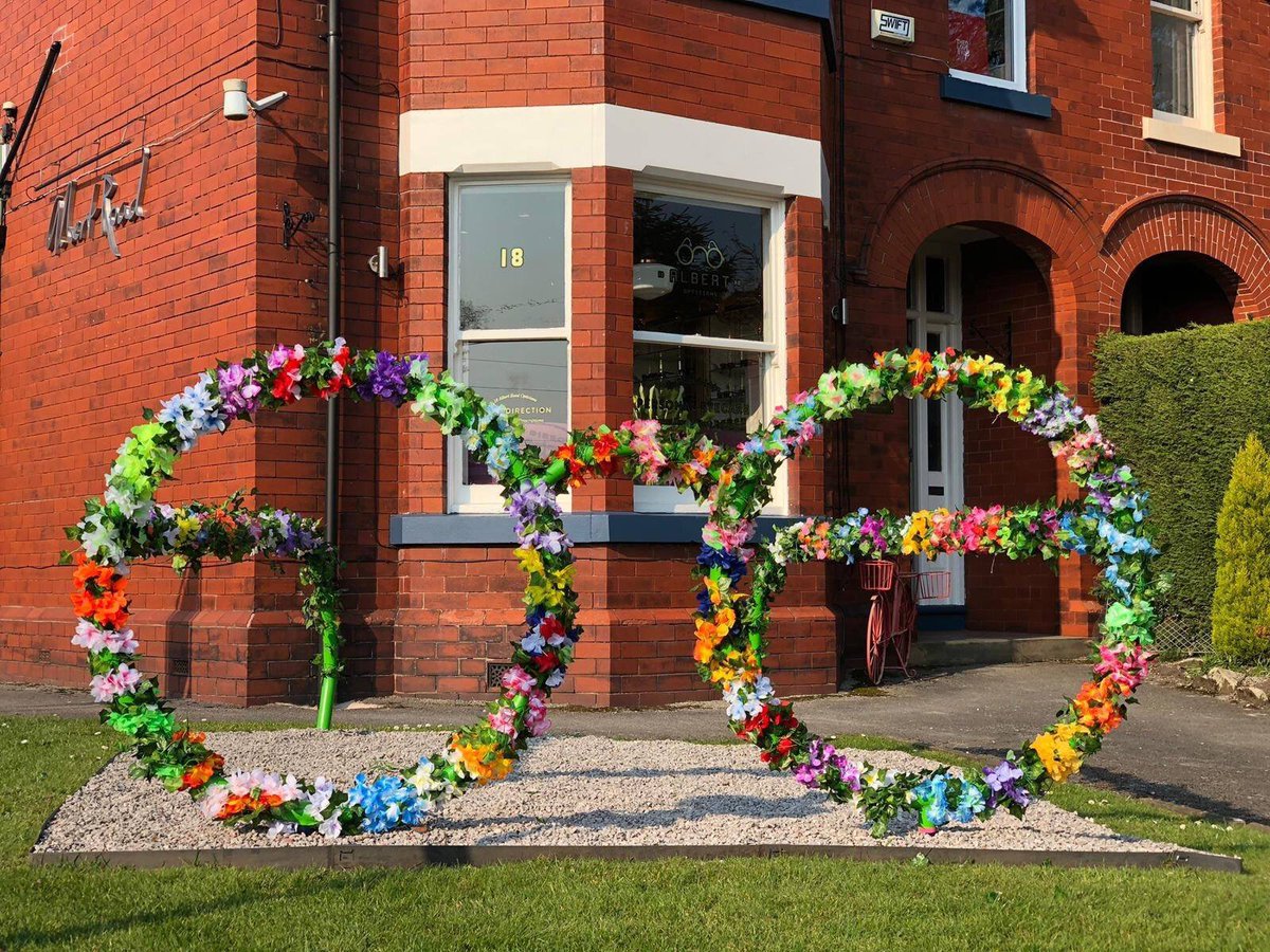 Cheshire_Claire's tweet photo. Love love LOVE @AlbertroadOptic summer update - it’s quite the summer spectacle 
👓 🌹🌷💐🌼🌻🌺🌸🌹🌷💐🌼🌻🌺 👓

Sunshine, peace &amp; love at Albert Road! ☀️✌️😍

#wilmslow #cheshire #opticians #local #sk9 https://t.co/OzLX3JL3u6