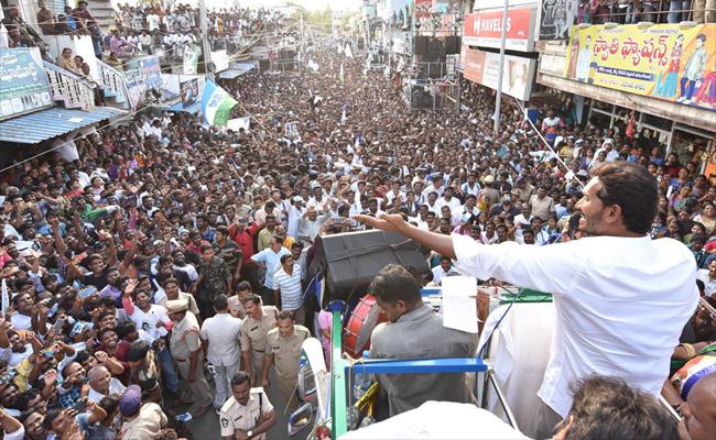 WGodavariYSRCP's tweet photo. అధికారంలోకి రాగానే బెల్ట్‌ షాప్‌లను రద్దు చేస్తామని చంద్రబాబు చేసిన సంతకానికి విలువ లేదు. బడి, గుడి, వీధి చివరా.. ఎక్కడా చూసినా బెల్ట్‌ షాప్‌లు నిర్వహిస్తున్నారు - కొవ్వూరు బహిరంగ సభలో వైఎస్‌ జగన్‌ https://t.co/OUCzfJbjp9