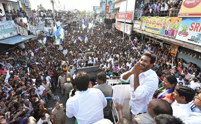 WGodavariYSRCP's tweet photo. పశ్చిమ గోదావరి జిల్లాలో జరిగిన పుష్కరాలో సైతం అవినీతి లేకుండా పనులు సాగుతాయని అందరూ అనుకుంటారు. కానీ, అలా జరగలేదు. చెత్త ఏరివేయడం.. ఘాట్ల నిర్మాణం.. తదితర పనులను నామినేషన్ల పద్ధతిలో ��ేపట్టి ఇష్టానుసారంగా రేట్లు పెంచేశారు - వైఎస్‌ జగన్‌ https://t.co/0QXiIPhx3b