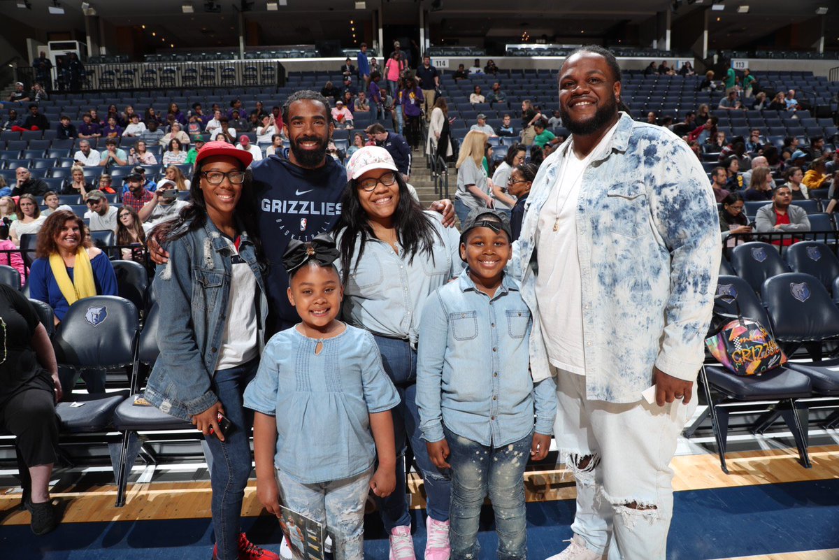 mconley11's tweet photo. @lildjj0 @OLIVEBRANCHELEM @MikeConley It was such an honor &amp; a blessing to meet one of my biggest fans &amp; their family this past weekend! These are the moments I do it for you! 🙌🏾 https://t.co/FHUDXTxSep