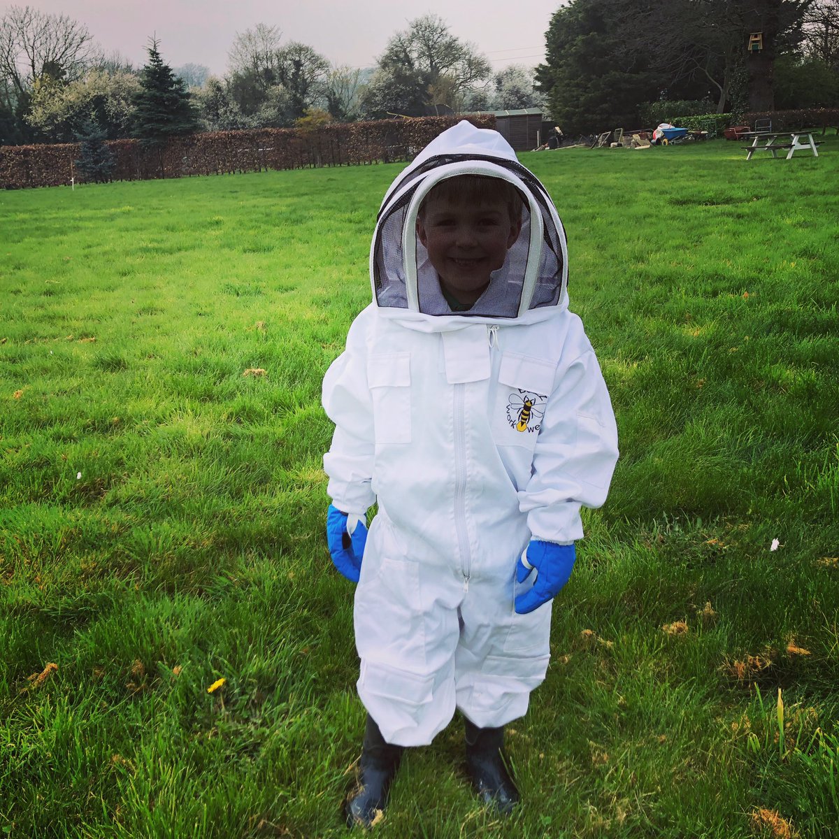 HannahPollyOD's tweet photo. My little apprentice! 💕🐝 #theoliveclub #hertfordshirefood #hertford #brickendon #growyourown #homeproduce #bees #homerestaurant https://t.co/tgNd5qBVzh