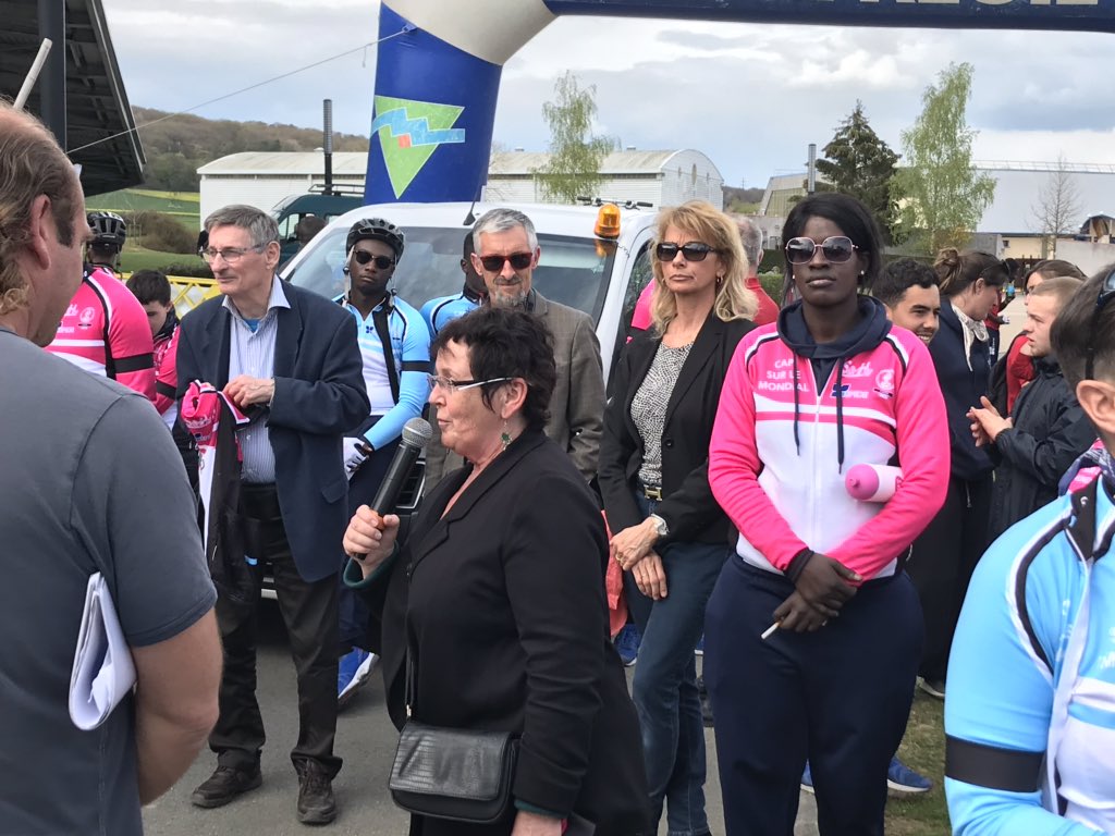 BalutBenoit's tweet photo. #CapSurleMondial Ateliers de sensibilisation aux différents handicaps et le sport au féminin avec le #CDOS27 SH envers les enfants des centres de loisirs au parc des sports #valdereuil . Accueil des binômes en tandem: jeunes @EPIDE_Officiel et sportifs en situation d handicap https://t.co/CEwtYVV3CA