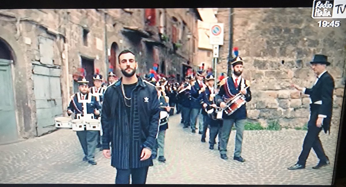 donalella64's tweet photo. @mengonimarco  #MuhammadAliMusicVideo #HolaDoppioPlatino https://t.co/dZ4pq4RuLX