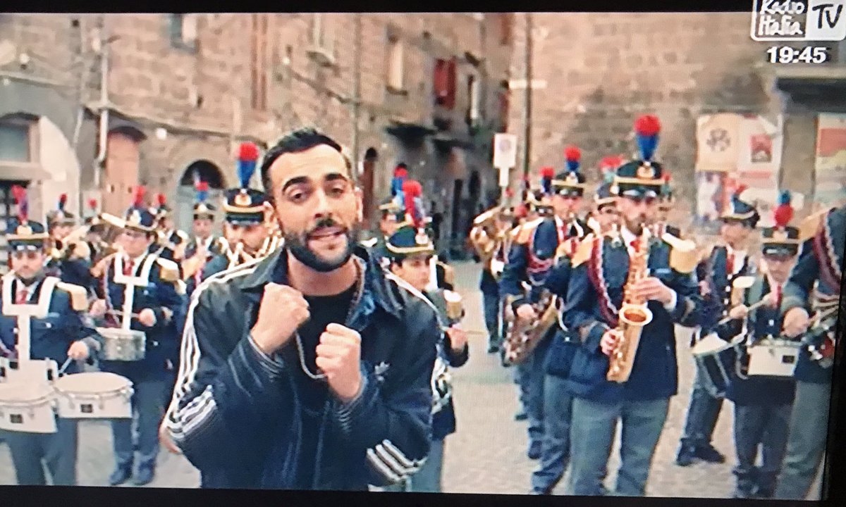 donalella64's tweet photo. @mengonimarco  #MuhammadAliMusicVideo #HolaDoppioPlatino https://t.co/dZ4pq4RuLX