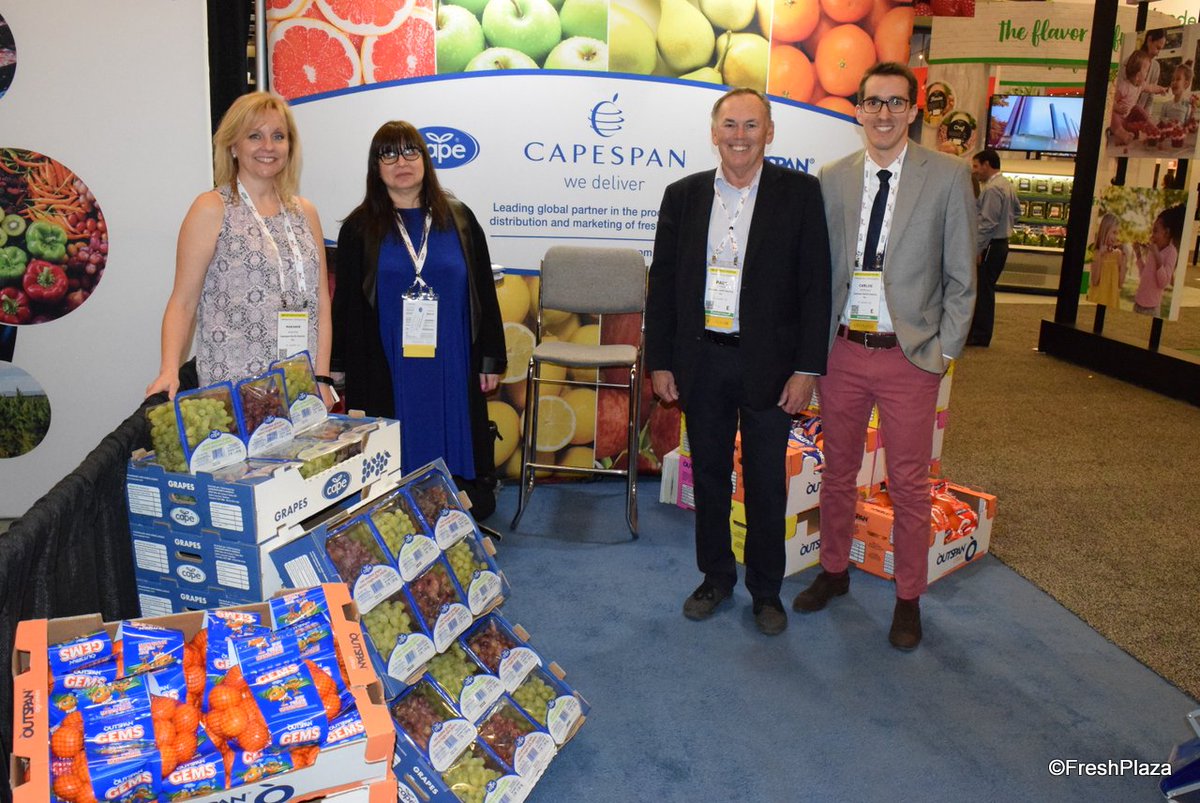 Capespan_NA's tweet photo. Photo taken by Fresh Plaza of part of our @Capespan_NA Crew during the CPMA this year. From left to right: Marianne Bondyra, Luana Magliulo, Paul Marier, Carlos Bermudez #capespannorthamerica #capespan #wedeliver https://t.co/cdmJFakiuW
