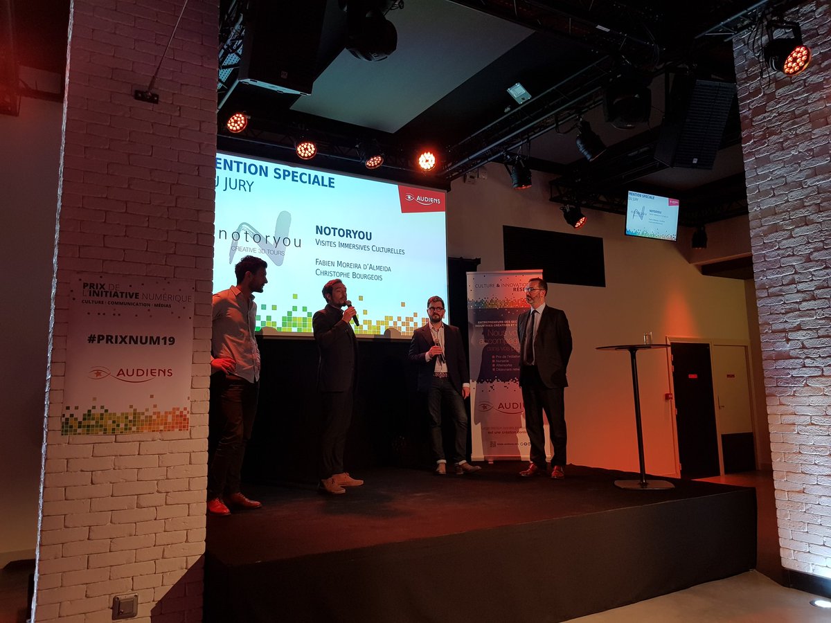 Odiiie's tweet photo. La mention spéciale du jury remise par @jdespax à @notoryou qui propose des visites immersives culturelles #PrixNum19 https://t.co/TLRtzWYGL7