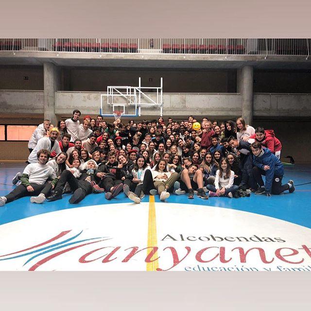 GGJJManyanet's tweet photo. Tras conseguir habilidades y patrocinio para los Juegos del Hambre y luchar por recaudar suministros, nos dimos cuenta que igual que los distritos son más fuertes unidos luchando contra el capitolio, los grupos juveniles son más fuertes y llegan a más pe… https://t.co/e3RijIdpHN https://t.co/4A6LHlNVuJ