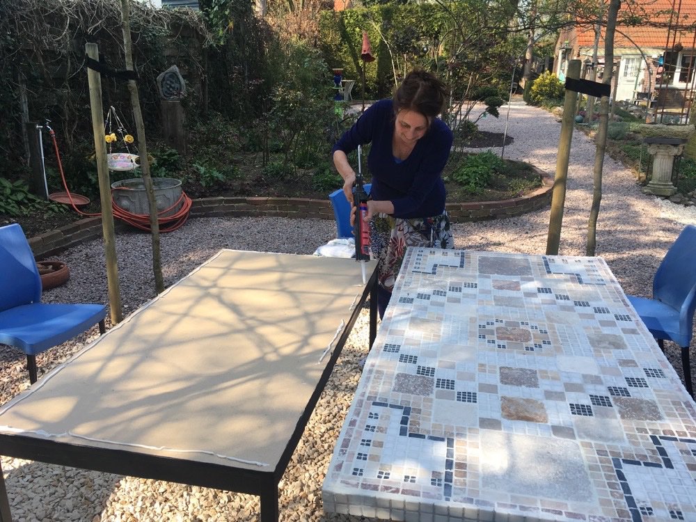 Anne Vellinga on Twitter: "#mozaïek #tuintafel mijn oude mozaïek had veel regen-/vorstschade - dat heb ik en het bovenblad op een weerbestendige schooltafel geplakt - hecht het goed onder het