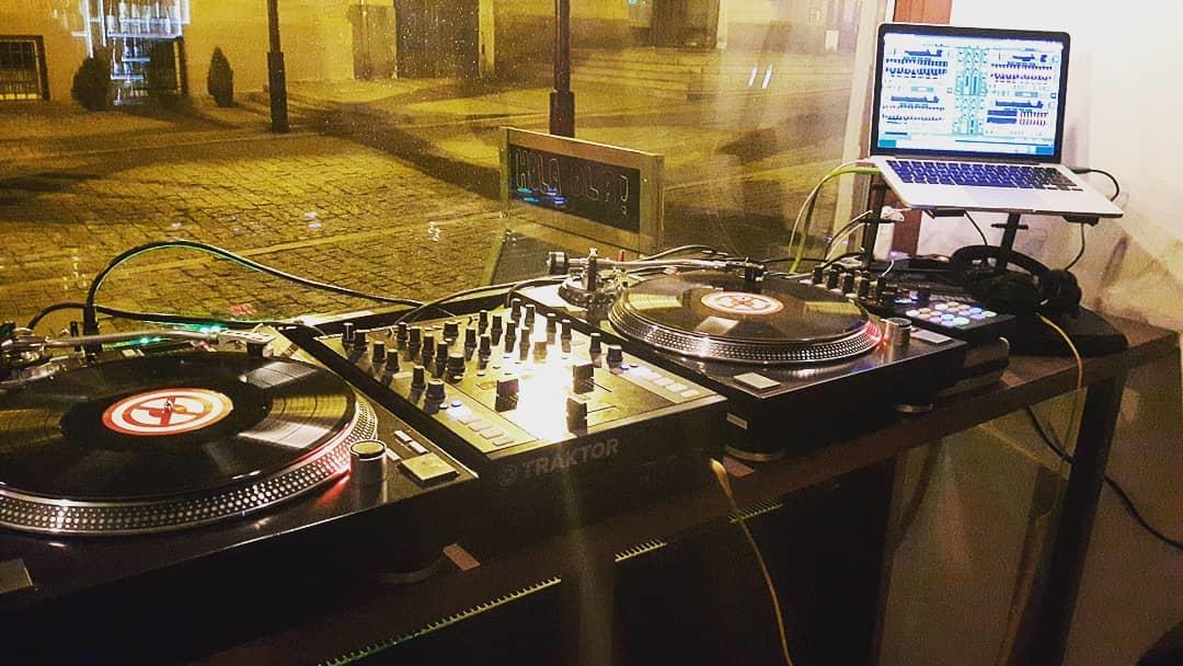 NI_News's tweet photo. Night-time mode 🌚
Courtesy of Dawid "DaVe" Kozłowski #TraktorDJ #TraktorScratch #DJ #Turntables #Scratch https://t.co/K9WTTZ5tRM