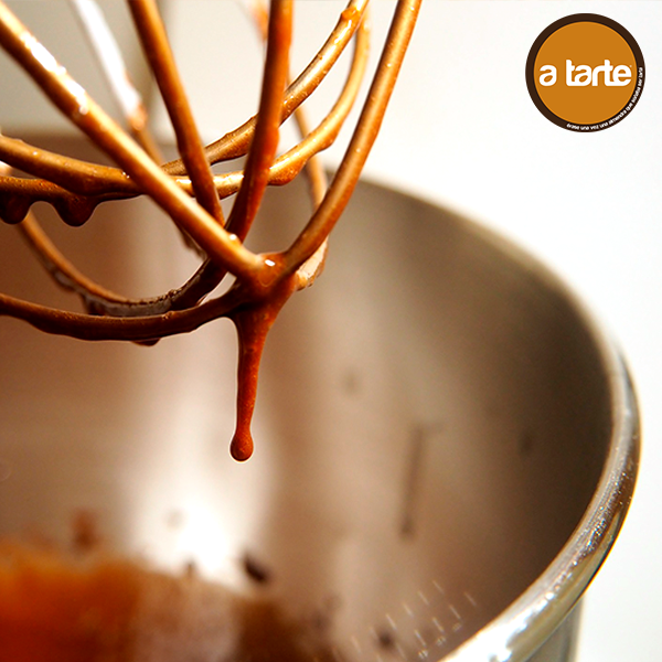 ¿Eres goloso? 🍬 ¡Seguro que el tofe de nuestra tarta de almendras te enamorará! Y si quieres algo aún más dulce, prueba nuestra A Tarte de Caramelo y Flor de sal 😋.
.
.
.
#ATarte #Tasty #LaMejorTartadeAlmendras #Caramel #CakeLovers