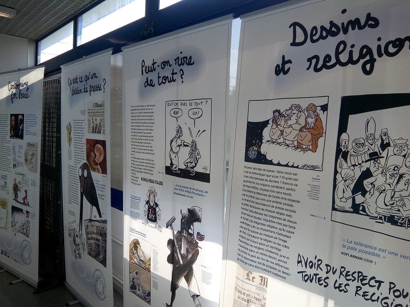 CcilDipro's tweet photo. L'exposition #DessinspourlaPaix de @CartooningPeace, prêtée par la @DANEVersailles, est visible au CDI du #LPOGeorgesBraque @0950666h jusqu'au 19 avril. Les élèves de 1ES3 sont venus travailler autour du #dessindepresse et plus particulièrement sur le thème du #droitsdesfemmes https://t.co/Z8ApcYyjtc