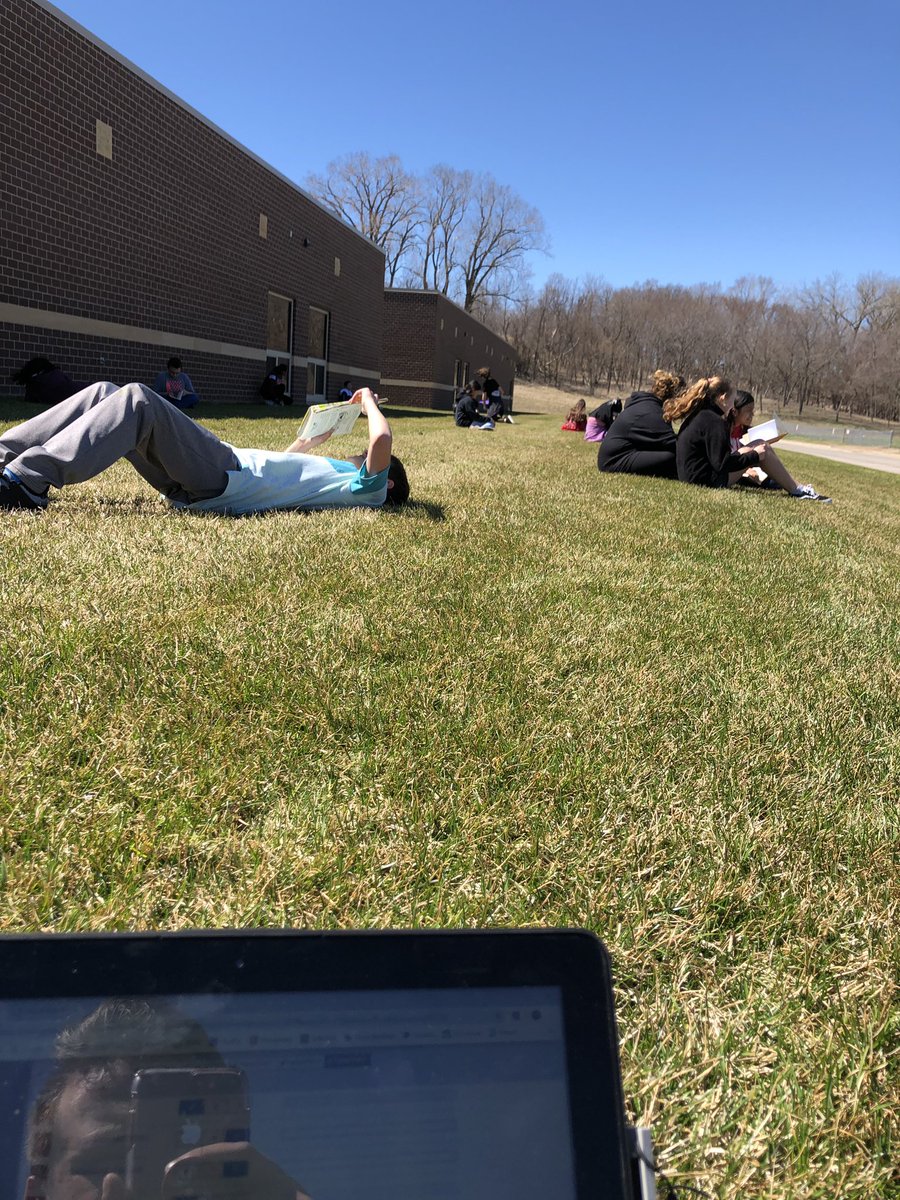 MrSackmann's tweet photo. It’s supposed to snow later this week, so let’s take advantage of the weather while we can! @sccsdwms #sccsd #OutdoorLearning #FutureReadySC https://t.co/Uwhk0lvygy