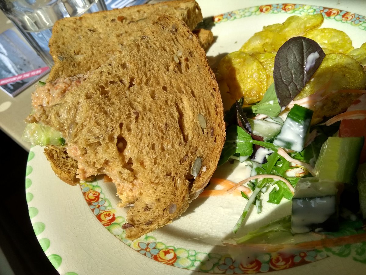 rdsallynash's tweet photo. #crabsandwich proper holiday treat #sunnylunchtime #fowey rhymes with joy! Another day pottering around South East Cornwall https://t.co/iha02UMzTd