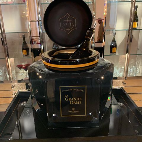 Un seau à champagne La Grande Dame by Baccarat dlvr.it/R2Q9cl