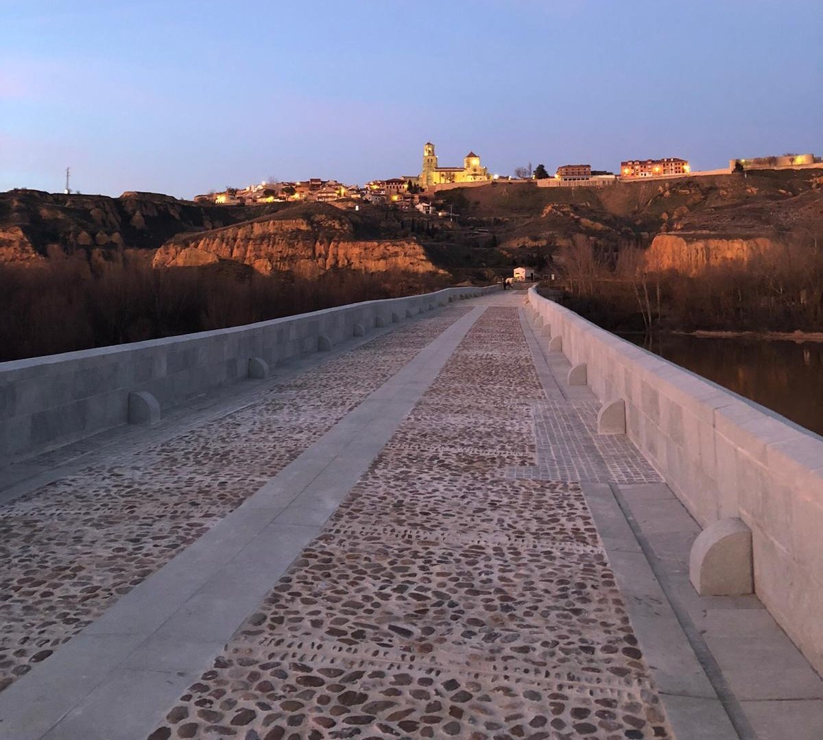 CyLEsVida's tweet photo. Al atardecer, la Colegiata de Toro nos saluda con destellos dorados... Perla del Románico, Joya del Duero...
@Rutavinotoro #Zamora
https://t.co/6TJpdxWGHV