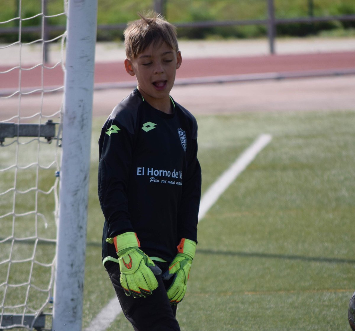 AlmaSportCenter's tweet photo. ¡Sácale la lengua al #lunes y dile adiós! 👅🧤

#MondayMotivation #unidosaunailusión 🔵⚪️ https://t.co/jOau1foA3q
