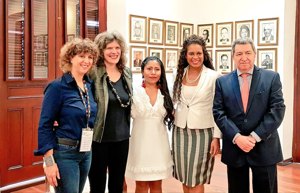 EmbaMexPan's tweet photo. Felicitamos a Yalitza Aparicio por la merecida distinción que le otorgó el @panamamunicipio de manos de la Alcaldesa Encargada @raisabanfield, por su destacada actuación en "Roma" y su importante contribución a la cultura mexicana y de los pueblos originarios https://t.co/J02IkYR6mS