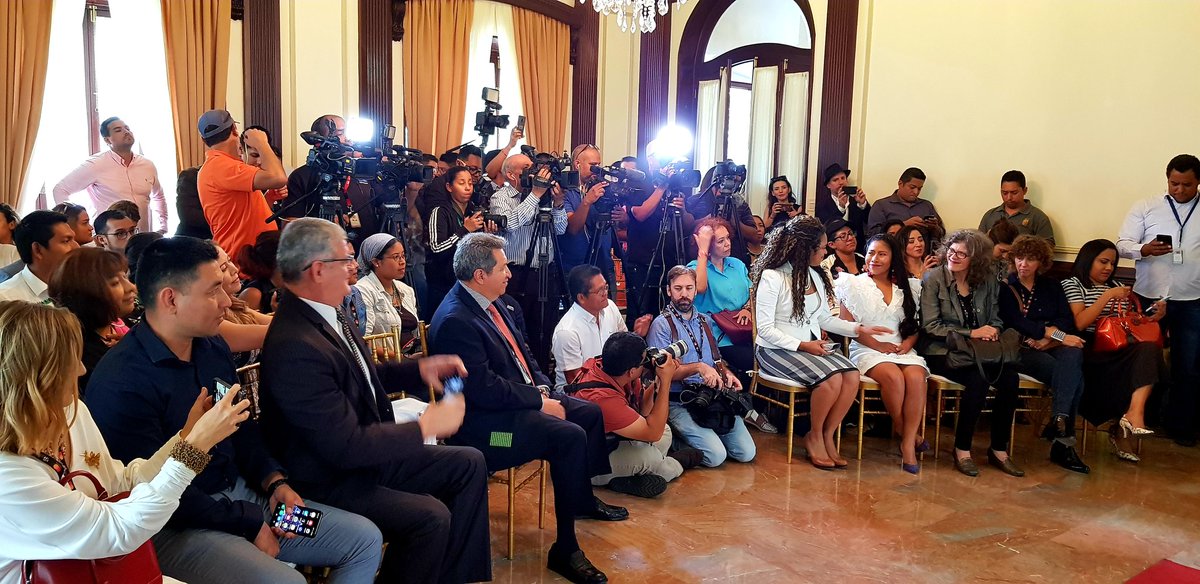 EmbaMexPan's tweet photo. Felicitamos a Yalitza Aparicio por la merecida distinción que le otorgó el @panamamunicipio de manos de la Alcaldesa Encargada @raisabanfield, por su destacada actuación en "Roma" y su importante contribución a la cultura mexicana y de los pueblos originarios https://t.co/J02IkYR6mS