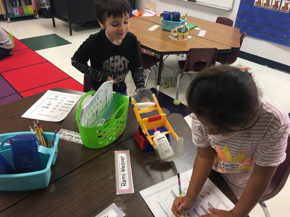 MrsDoskocil's tweet photo. Memorable moments and collaboration while measuring object’s weight in math today! 

@RobinsonPrimary #Robinsonisd #KinderisLITerallythebest https://t.co/cNoMf2z8P7