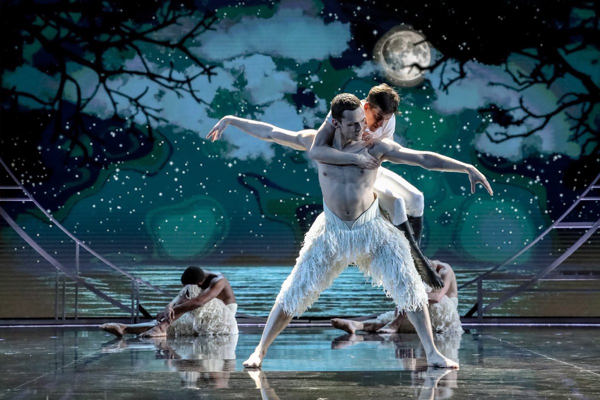 willbozier's tweet image. The biggest honour to close the @OlivierAwards last night. To be asked by @SirMattBourne to perform such an iconic role is bigger than my wildest dreams. Thank you Matt for giving me this opportunity. Congratulations on your well deserved award. I will cherish last night forever