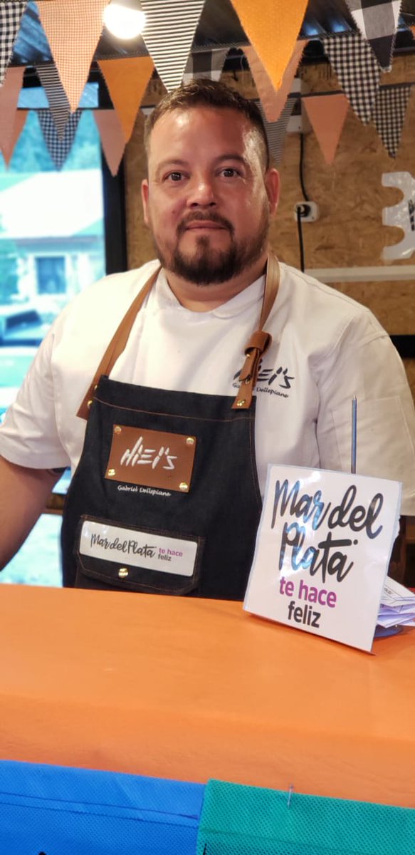 TurismoMGP's tweet photo. El Chef Gabriel Dellepiane representó a #MardelPlata en el evento "Cocina de los Lagos", realizado en Lago Puelo, Chubut. Allí preparó platos realizados con pescados y productos marplatenses para transmitir la identidad gastronómica local. 🥘🍤🍅#TurismoGastronómico #TeHaceFeliz https://t.co/tLd2SI2UL5
