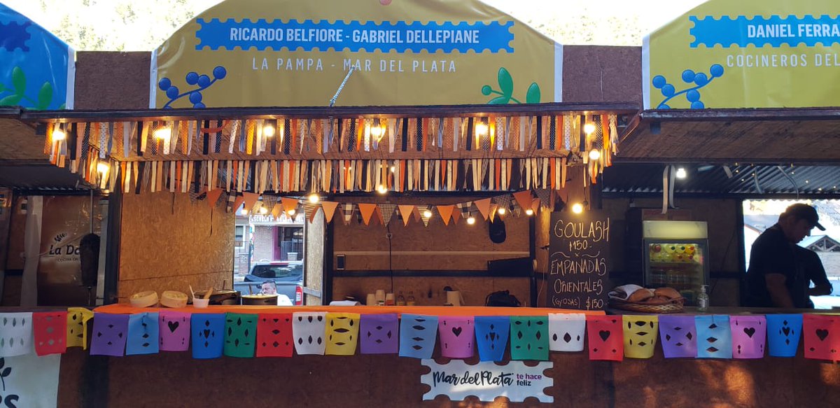 El Chef Gabriel Dellepiane representó a #MardelPlata en el evento "Cocina de los Lagos", realizado en Lago Puelo, Chubut. Allí preparó platos realizados con pescados y productos marplatenses para transmitir la identidad gastronómica local. 🥘🍤🍅#TurismoGastronómico #TeHaceFeliz