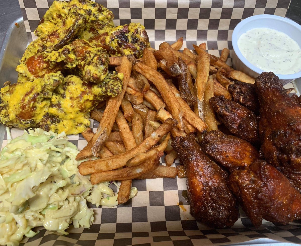 StackSmmmoked's tweet photo. #WingFeast begins today!
Our exclusive Mon night platter includes 2lbs of our famous #PitSmokedWings (with choice of sauce available only on Mondays!) w/ #FreshCutFries, #AppleSlaw and our housemade #GarlicDillAioli.
Available f/ 4pm. Sorry, dine in only!
#YongeAndLawrence https://t.co/jurztrL1LX