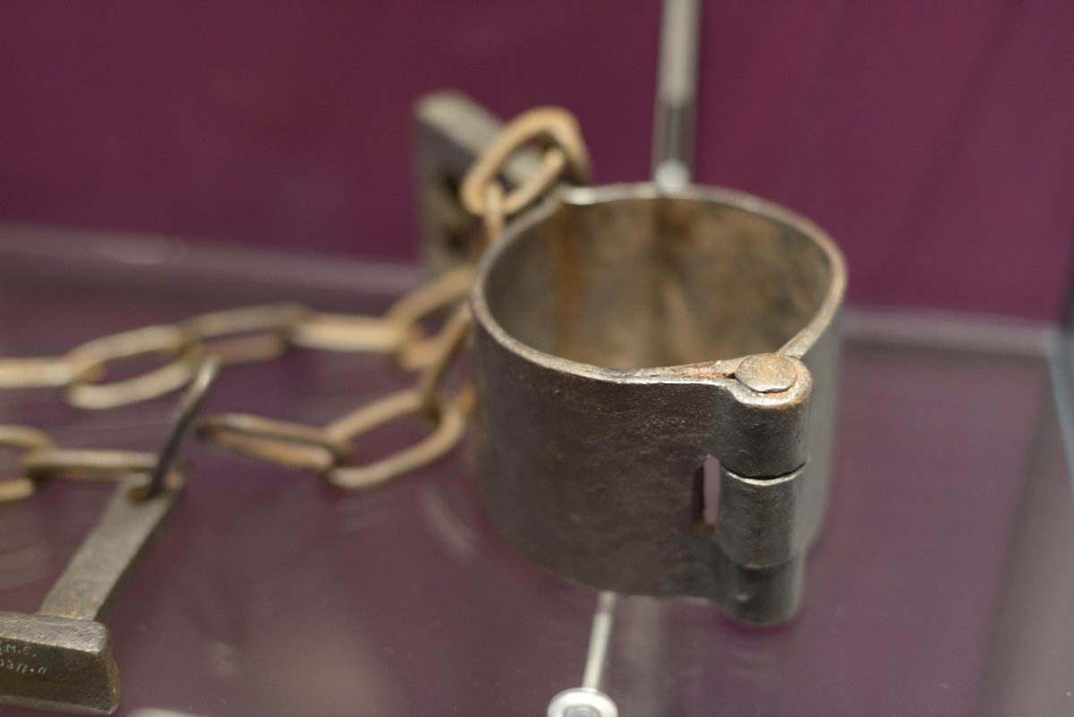 Iedere ruimte verbeeldt een andere periode uit de rijke geschiedenis van Vestingstad Elburg. Op een bepaald moment is de hele stad zelfs platgegooid en opnieuw opgebouwd in superrechte straten. Dit is vrij uniek in Nederland en erg leuk om te zien als je door de stad loopt.