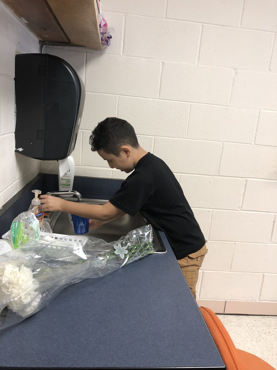 MrsElayan213's tweet image. Conducting our Science Fair experiments. We have thought of the question, hypothesized, and began observations. 🧪 🧫 #cridgepride #thirdgradescientists