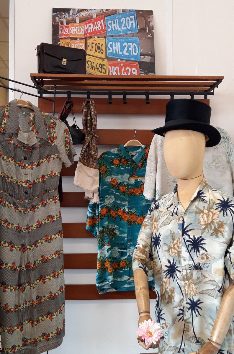 Leuke vintage Hawaï blousen. En vintage jurken. En een tasje. En een sjaaltje. En als je achter je kijkt, nog veel meer. Maar dan moet je wel naar de showroom komen. Anders zie je niks. bleachedonion.nl #handpicked #vintagekleding #deventer