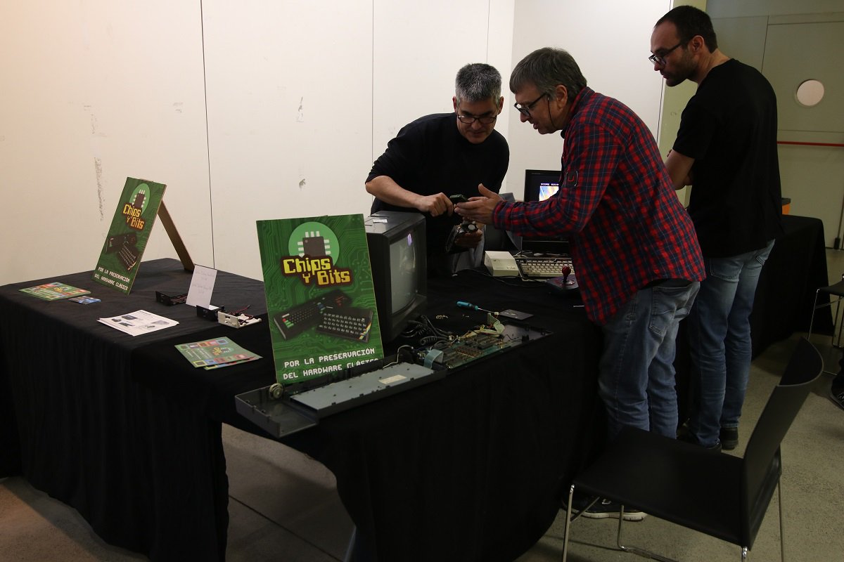 AmstradEterno's tweet photo. ¿Y qué decir del profesional @marcoslm y su taller de reparación #ChipsYBits? ¿Y del siempre maravilloso stand de @RPixeleadores? ¿O de @FACTORYARCADE y sus @Telemach200? ¿Y de los grandísimos @Metr81 e @Ignaciofase78 con su stand de @RetroZaragoza? ¡ENORMES! #AmstradEterno https://t.co/CY3liJvB3j