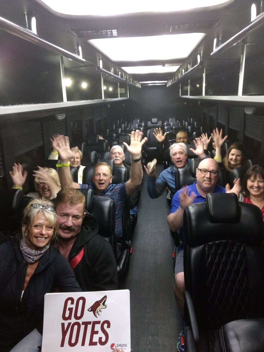 TinaDavis00's tweet image. #DiamondEventsScottsdale Look 👀 at how our @diamondresorts owners #StayVacationed!! Watching 🎟Hockey 🏒 from a Private Suite filled with delicious food 🍕🌮🍤and cocktails 🍻🍸...🤗 #WeHadFun @NoraSan67749488 @reinhartshell @DemutisG @tchrisbrock45