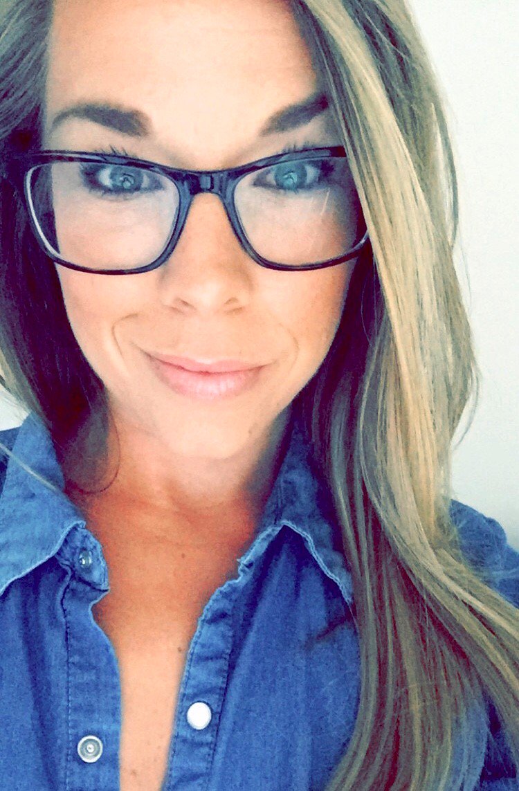 sheisfoxsports's tweet photo. Our #FSWomanoftheWeek is Michelle Drinnenberg, @m_drinnenberg, Sr. Associate Producer for FS1 “The HERD with Colin Cowherd”.
Loves traveling, going to concerts, attending her God-kid’s soccer games and line dancing. Hopes to one day meet Alexander Ovechkin. https://t.co/kgT0TApf8c