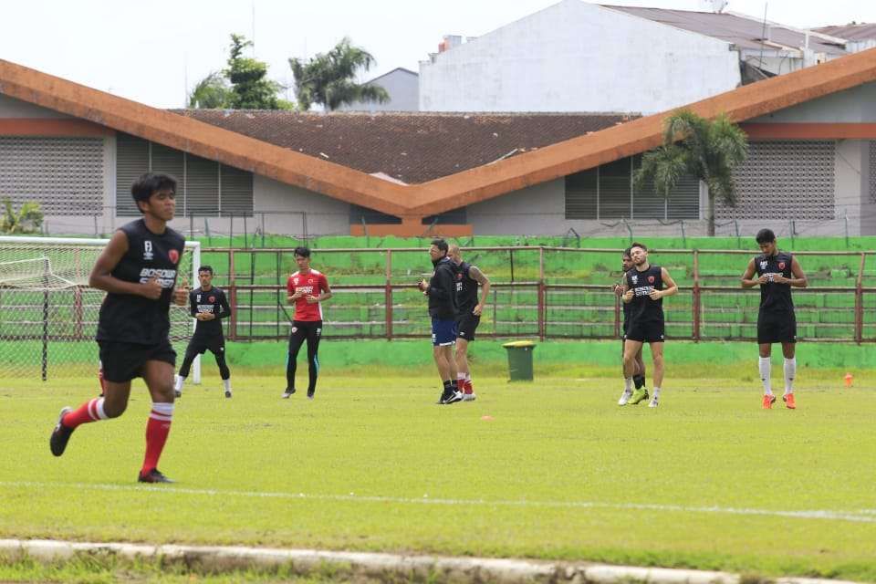 PSMMakassar16's tweet photo. Inkonsisten, Darije Soroti Fisik Pemain PSM https://t.co/StUW6P0RmD https://t.co/EM4ex8SVf5