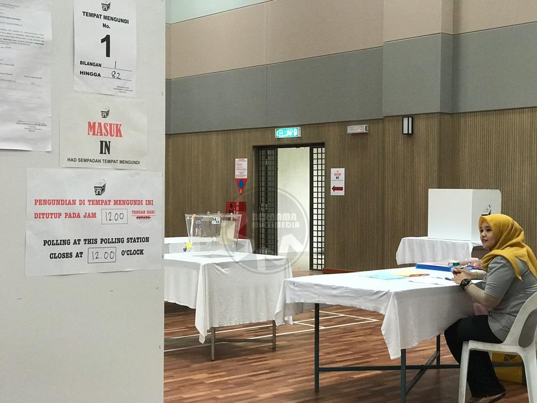 #PRKRantau: Pusat pengundian awal Pangkalan Udara Sendayan dan Balai Polis Rantau dibuka tepat 8 pagi.