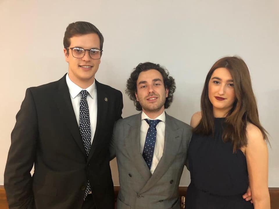 Algunos pretenden llamarlo vacaciones, si ellos supieran que estamos 12 horas diarias en una sala trabajando por y para los estudiantes de economía y empresa... 
La <a href="/AEALCEE/">AEALCEE</a> es un gran lugar donde encontrar amigos para toda la vida pero sobre todo donde aportar tu granito.