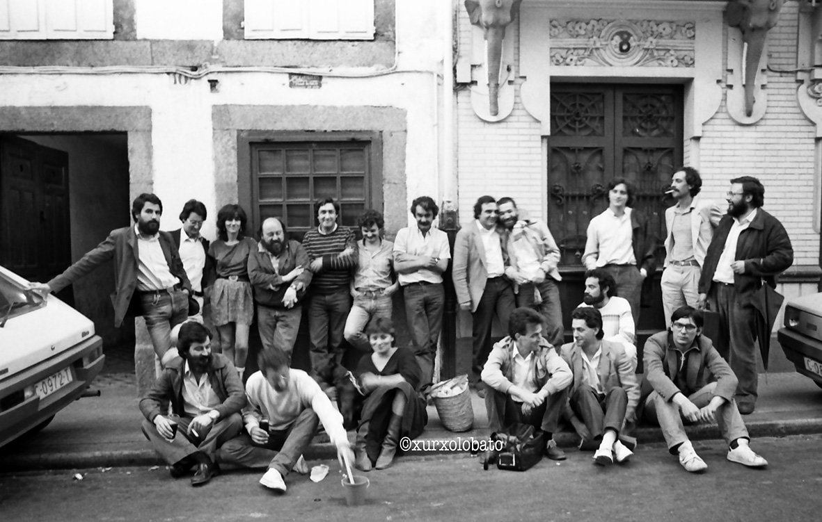 rosarsarmiento's tweet photo. Hoxe na miña colaboracion no  @diariocultural_ da @RadioGalega falei da exposición "Nos dominios da ausencia. Arte e sociedad na Coruña da Transición" da @FundLuisSeoane comisario Xurxo Taxes. Na foto o grupo La Galga no pub O Patacón. @MariaSolar2 @ConcelloCoruna @Rivasbarrs https://t.co/8Q6rWvqlP7