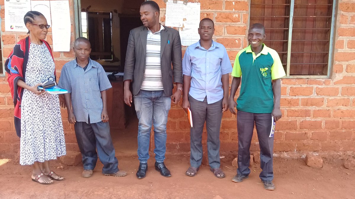 AGwandiko's tweet photo. Tukiwa na uongozi wa mtaa wa #Biturana na uongozi wa shirika la #oxfam baada ya kufanya mahojiano ya tadhimini ya mradi huu wa utawala bora na uwajibikaji kwa kutumia digital. Tunaomba shirika liendele kutusapoti kwny jamii yetu #Chukuahatua @OxfamTz @JamiiForums @billmarwa https://t.co/iniu2BjqkO