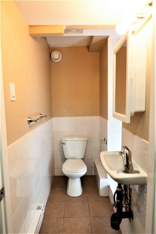 BadRentalOttawa's tweet photo. 138 Osgoode - May 1 - 3 Bedroom Apartment - Steps from Ottawa U
$1,800.00

#notterrible #badvalue #waytooexpensive #basement https://t.co/3D6v7wvqjh