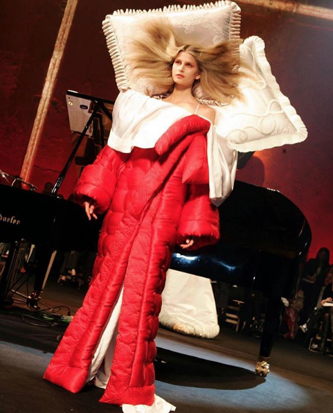 Imagenmiami's tweet photo. Lunes caminando por la oficina... 💃🏻 #FelizLunes
Fotografía: Viktor &amp; Rolf, ready to wear 2005 #ImagenModa https://t.co/TJO62RssmB